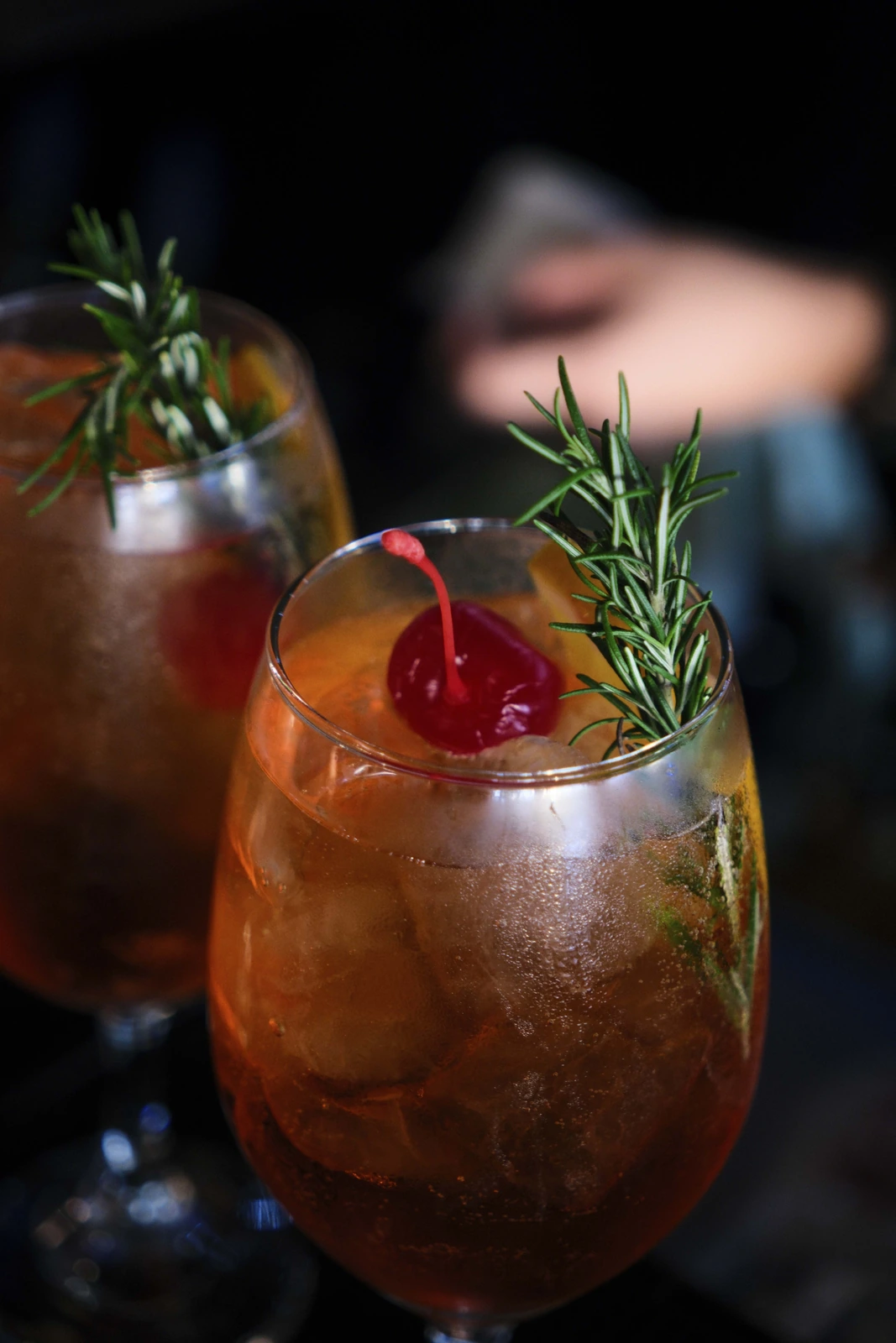 Aperol Spritz con romero y cereza — coctelería de autor en Cocos